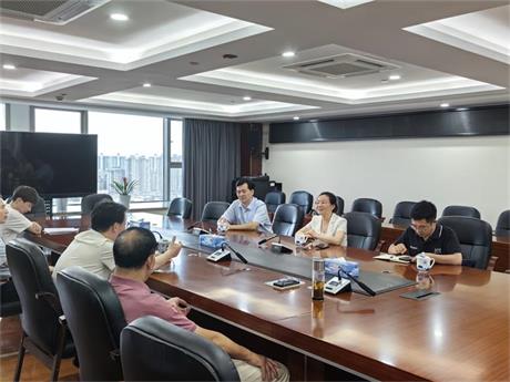 市人大常委會副主任、市總工會黨組書記、主席吳曙一行到上投集團(tuán)走訪調(diào)研