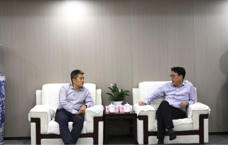 中信銀行南昌分行黨委書記、行長彭凱一行到訪集團座談交流